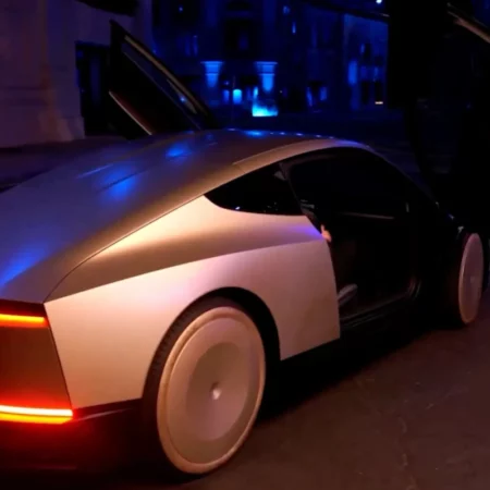 Критика роботакси Tesla от американского миллиардера