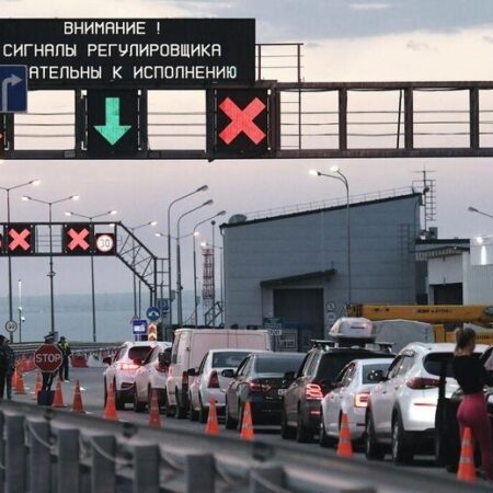 Пробка на Крымском мосту: скопилось около 900 автомобилей