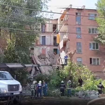 В Астрахани обрушился подъезд жилого дома