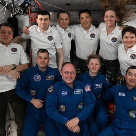 Олег Платонов на связи с отрядом: подготовка к старту Crew Dragon