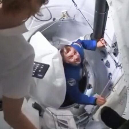 Космический корабль Crew Dragon с российским космонавтом успешно пристыковался к МКС