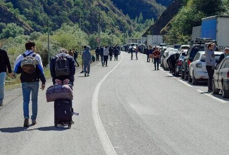 Дальнобойщики и туристы в коллапсе: многодневные пробки на границе с Грузией