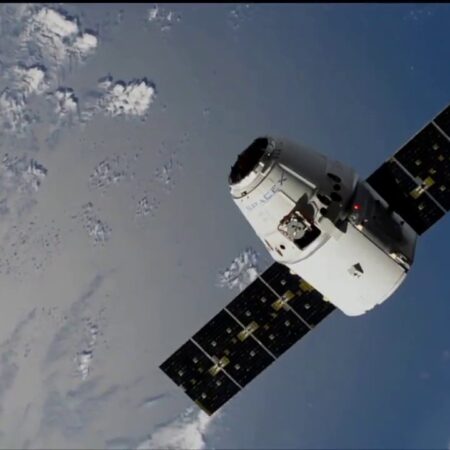 Грузовой корабль Dragon компании SpaceX успешно состыковался с МКС