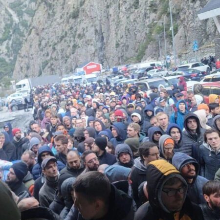 Россиян с детьми массово разворачивают на границе Грузии и Турции