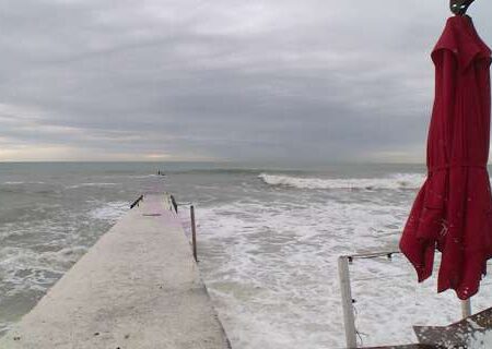 Штормовое предупреждение в Сочи: город готовится к удару стихии