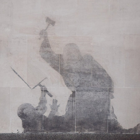 Произведение Бэнкси Удалено: Стены Королевского Суда Лондона Стали Частью Искусства