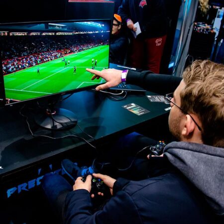 Саудовская Аравия и компания зятя Трампа намерены купить издателя FIFA и Sims