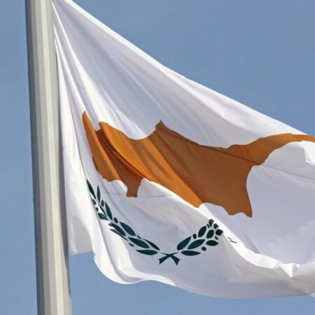 Консульства Кипра временно приостановили прием заявлений на визы в России