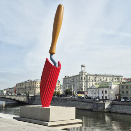 Депутат Госдумы раскритиковала новую скульптуру «Садовая лопатка» в центре Москвы