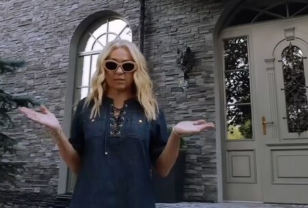 Яна Рудковская продемонстрировала свой сад с необычными элементами