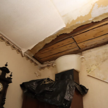 Обрушение потолка в 70-летнем доме в Кирове вызвало возмущение жильцов