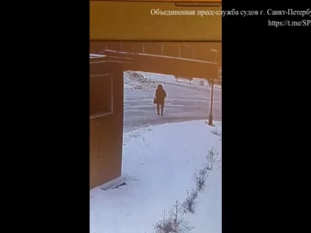 Петербурженка отсудила сотни тысяч рублей за упавший на машину лед