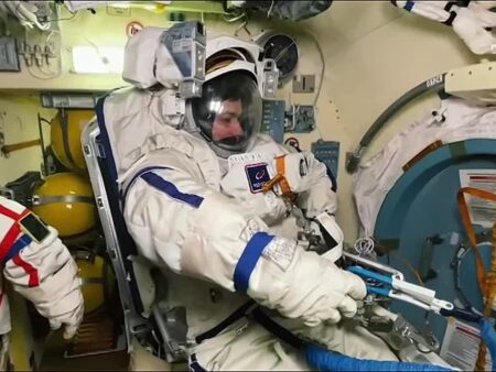 Рыжиков и Зубрицкий забрали первые выращенные в открытом космосе кристаллы