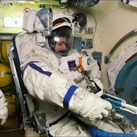 Рыжиков и Зубрицкий забрали первые выращенные в открытом космосе кристаллы