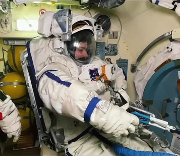 Рыжиков и Зубрицкий забрали первые выращенные в открытом космосе кристаллы