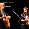 Эмили Сэйлирс из Indigo Girls рассказала о диагнозах цервикальной дистонии и эссенциального тремора: «Мой голос уже не будет прежним»