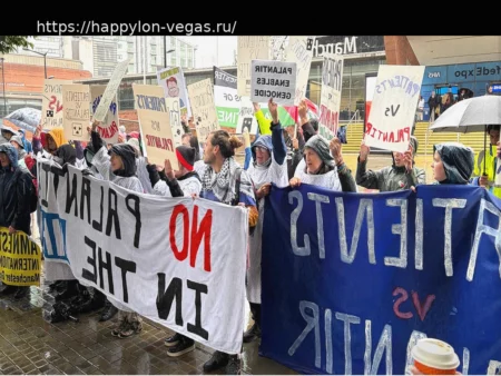 «Руки прочь от нашей NHS»: Протесты против Palantir в Великобритании на фоне сделки с Национальной службой здравоохранения